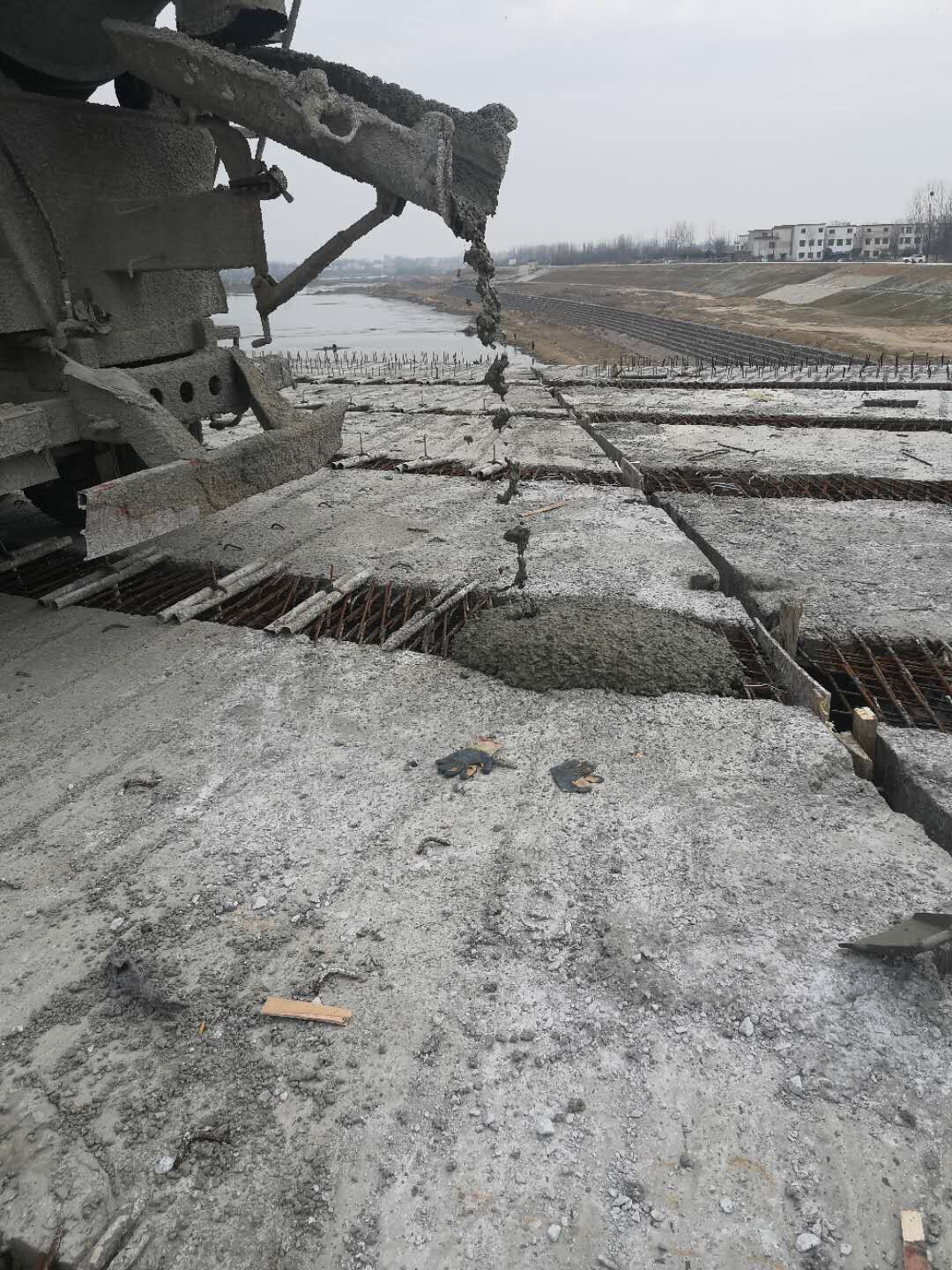 固始縣交通運輸局總工汪幼峰一行到公司第三方檢測試驗室檢查指導(dǎo)工作