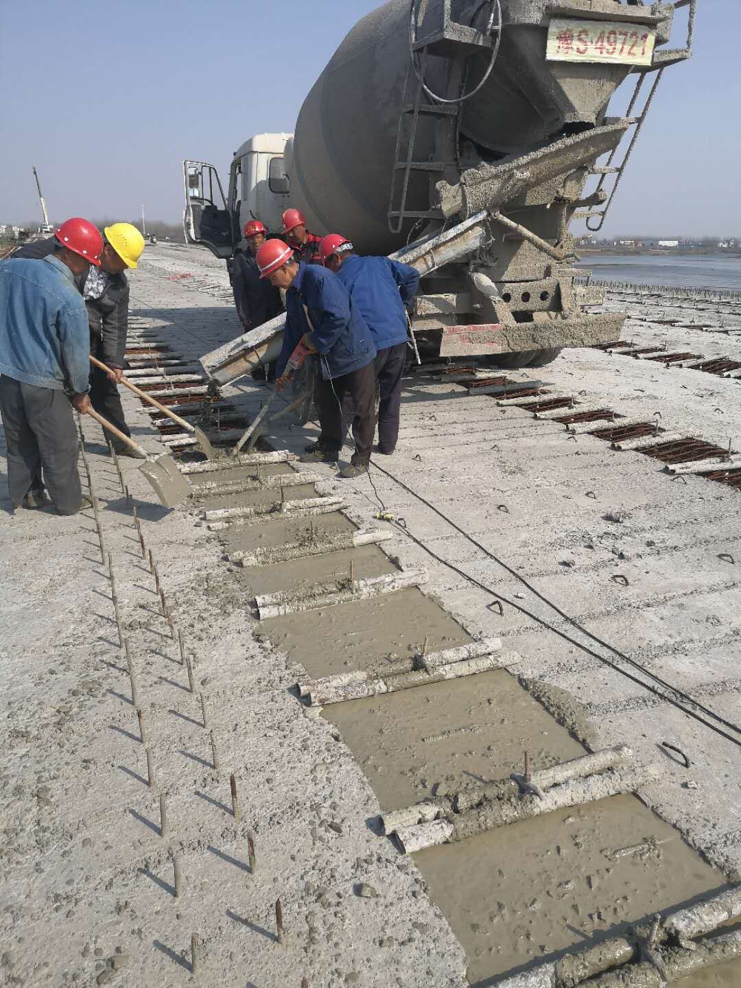 固始縣交通運輸局總工汪幼峰一行到公司第三方檢測試驗室檢查指導(dǎo)工作