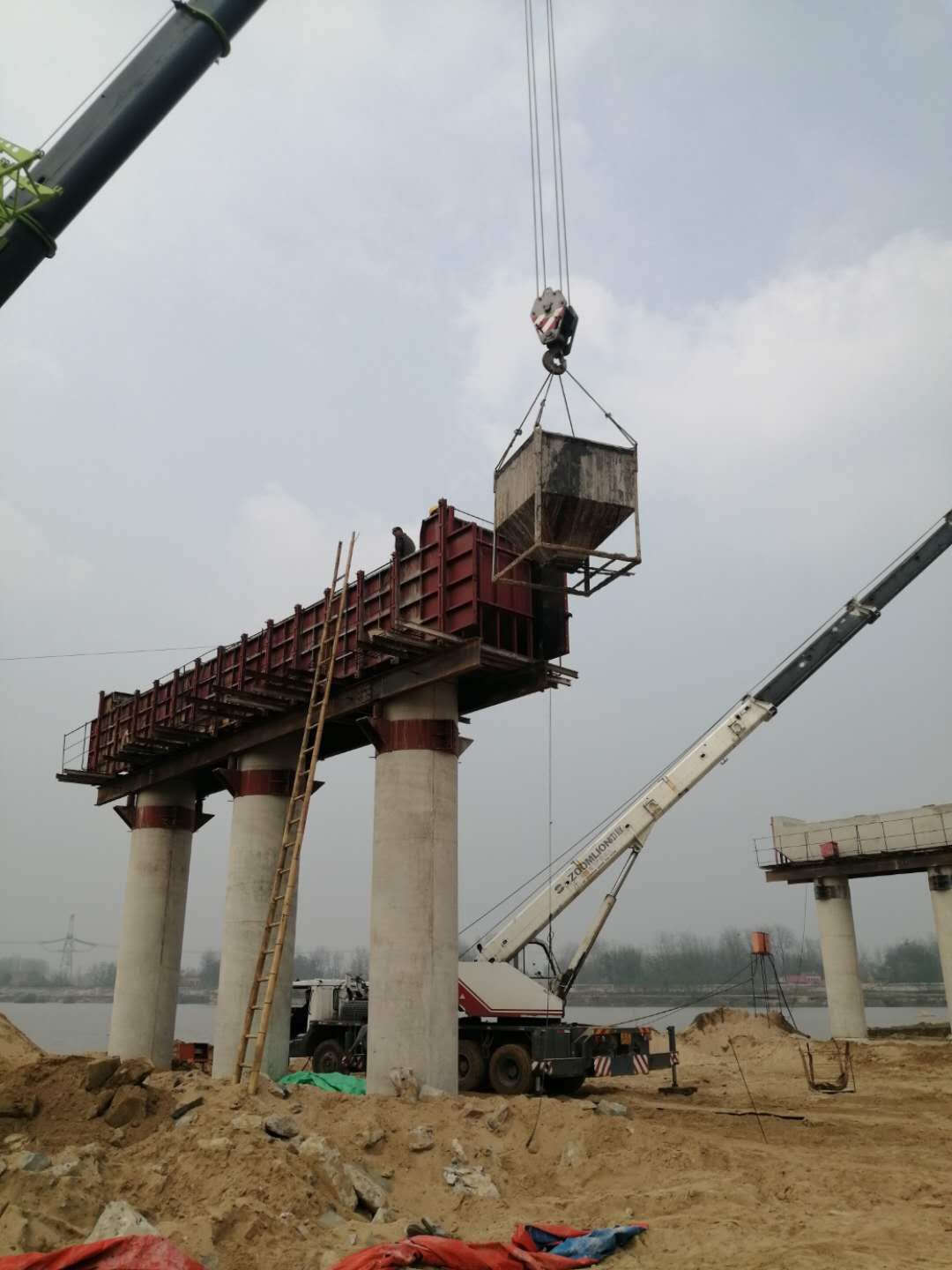 固始縣交通運輸局總工汪幼峰一行到公司第三方檢測試驗室檢查指導(dǎo)工作